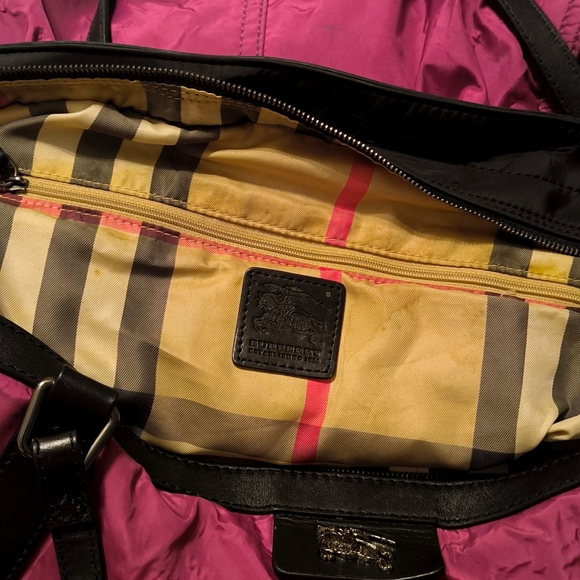 Burberry Buckleigh nylon tote bag with leather trim in dark red - Picture 11 of 15